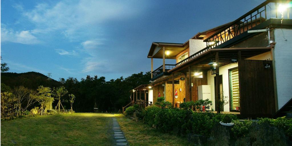 Gotjawal Geomunoreum Pension Jeju Exteriör bild